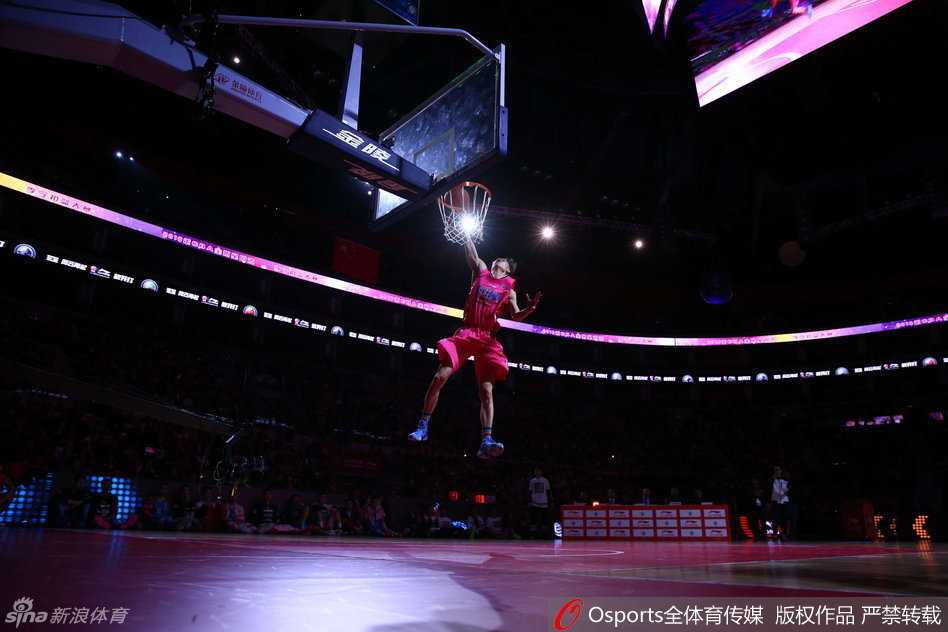 王潼侧翼起飞，在空中完成舒展的胯下换手动作，单手劈扣瞬间，动作飘逸舒展如同飞人