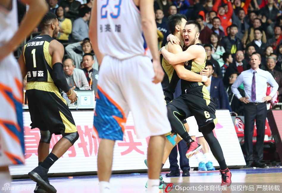 睢冉激情庆祝的特写，面部肌肉紧绷，一声长啸划破上海体育馆的喧嚣，这是属于硬汉的宣泄。