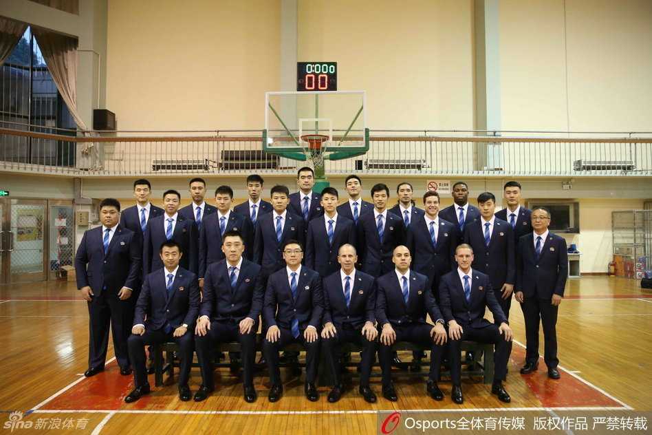 上海男篮群英谱:重温大鲨鱼崛起之路上的激情与梦想 上海男篮全体将士身着正装齐聚一堂,面露自信微笑,展现出新赛季志在必得的团队风貌