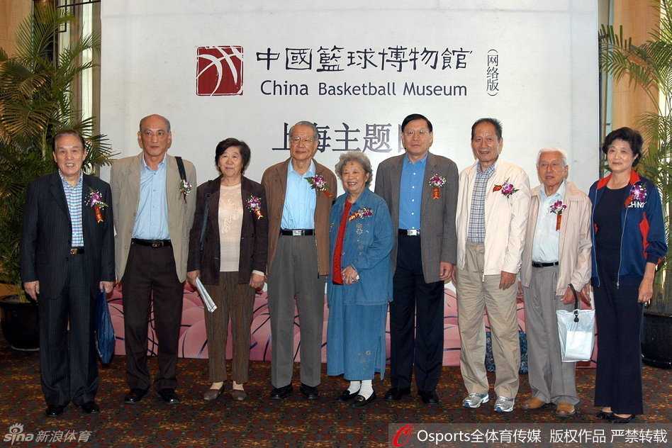 这是一幅令人动容的画面，年迈的陈银宝即使身形不再挺拔，但当他站在年轻球员中间指导时，眼神中流露出的专注与慈爱，仿佛在看着当年的自己，篮球的火种在这一刻无声传递。