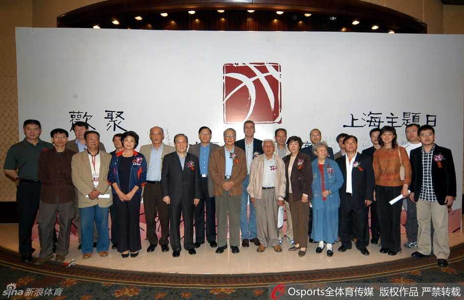 镜头前的陈银宝目光如炬，嘴角带着一丝不易察觉的微笑，仿佛正在回忆赛场上的一次精彩绝杀，那件朴素的国家队队服下，跳动着一颗永远为篮球而火热的心脏。