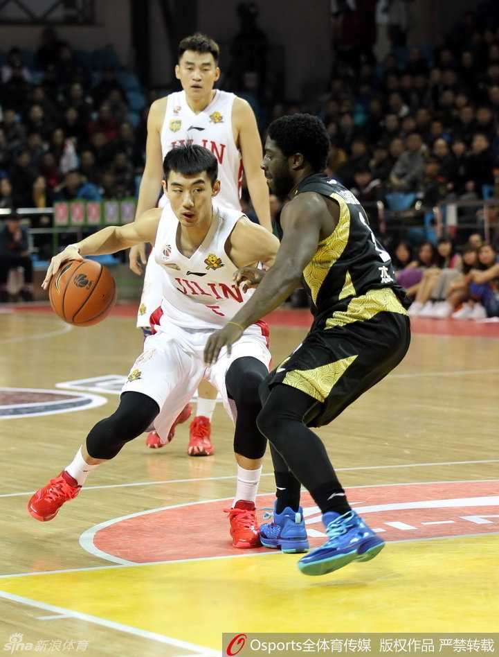 篮下强打！山东队陶汉林在吉林队多人围堵下依然强行起跳，他利用宽厚的身体卡住位置，硬生生地将球放入篮筐，展现了极强的内线统治力。