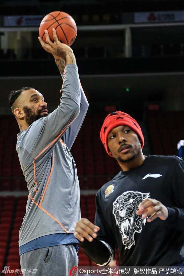 东北虎静候京城劲敌 初露锋芒 钟诚专注地进行压腿热身,为即将到来的激烈身体对抗做足准备,神态沉稳如山