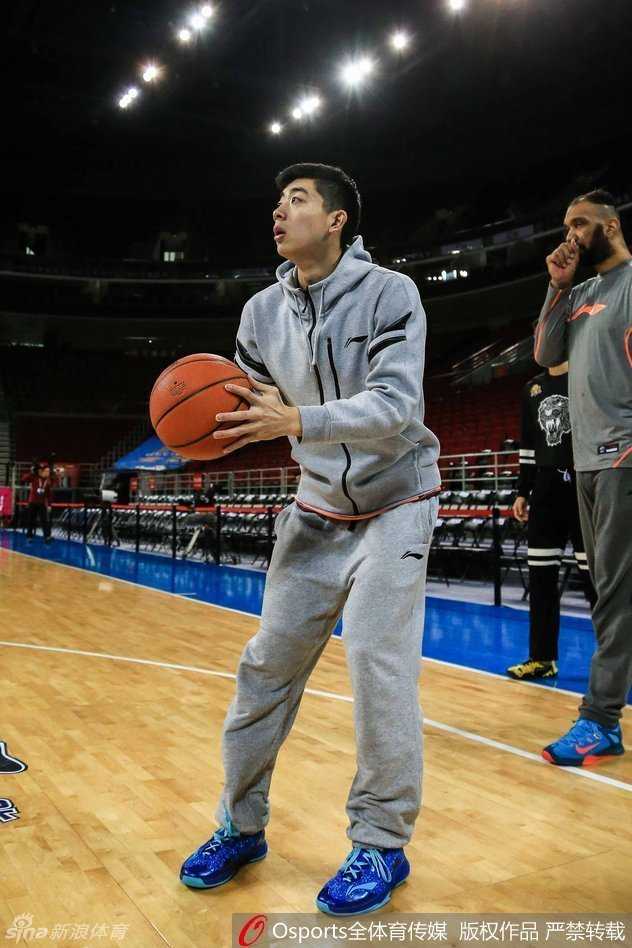 东北虎静候京城劲敌 初露锋芒 崔晋铭持球准备投篮,动作舒展流畅,神情轻松中透着一股杀手的坚定