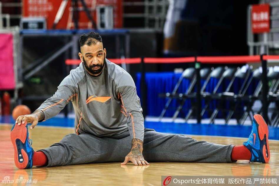 东北虎静候京城劲敌 初露锋芒 虎王孙军场边观战面露微笑,眼神中满是对后辈的期许和大战前的从容淡定