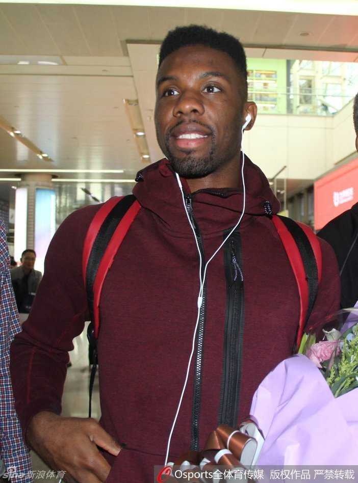 走出机场的科尔头戴耳机，身体随着音乐轻轻摇摆，神情十分放松，仿佛将旅途的疲惫隔绝在了另一个世界。