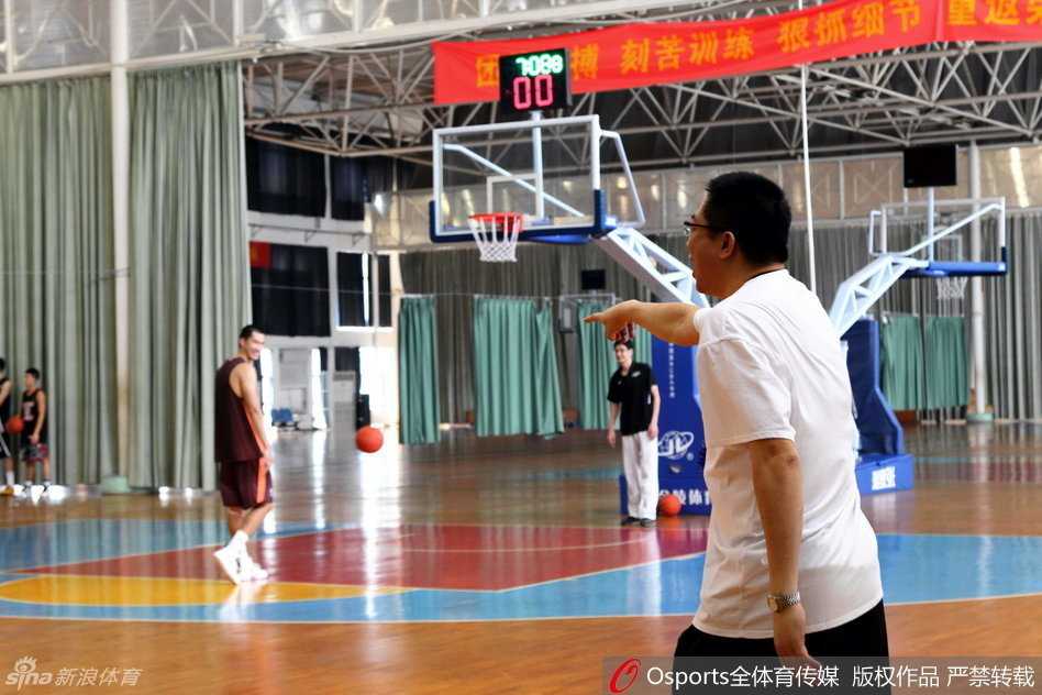 身材魁梧的唐正东在内线要位，胡卫东在一旁亲自为他讲解卡位时机，两代江苏篮球的代表人物在训练场上完成了无声的传承。