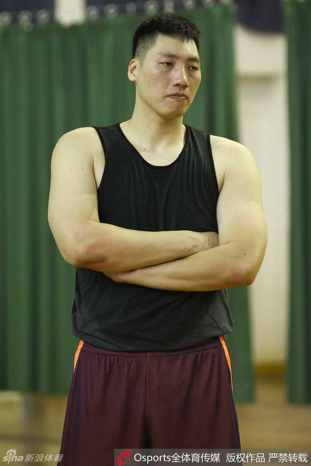 场边的胡卫东气定神闲，双手抱胸面带微笑，显然对弟子们在训练中展现出的拼劲感到满意，这份从容源自他骨子里的篮球智慧。