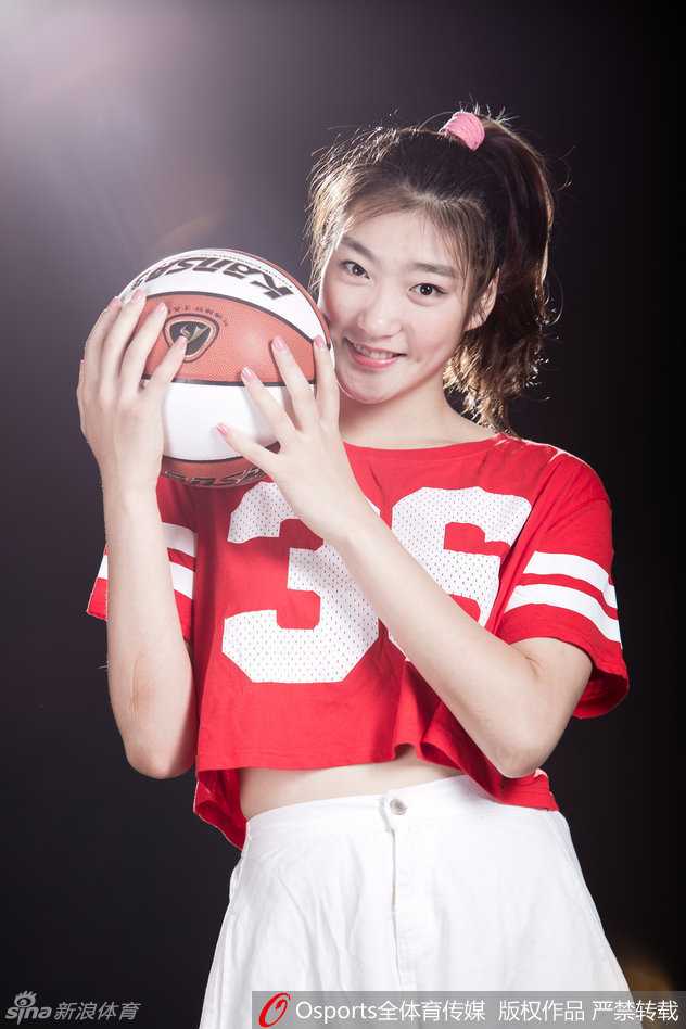 中国国奥女篮黄金一代:李梦、纪妍妍、程凤与齐氏姐妹的赛场芳华 “勒布朗梦”李梦在赛场上面露坚毅目光,持球准备突破,强大的气场仿佛能穿透屏幕,尽显女篮领袖风范。