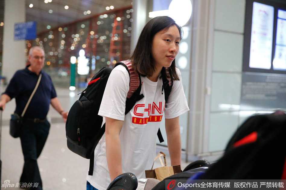 主教练马赫在场边双手比划着战术，神情专注而激动，仿佛要将毕生的篮球智慧都倾注给场上的弟子们。