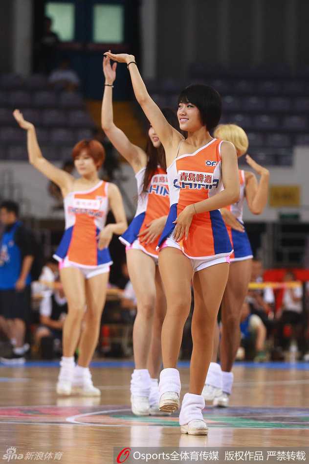 舞动中的金发宝贝发丝飞扬，动感十足的动作定格在最高点，仿佛一朵绽放在赛场中央的烈焰之花。