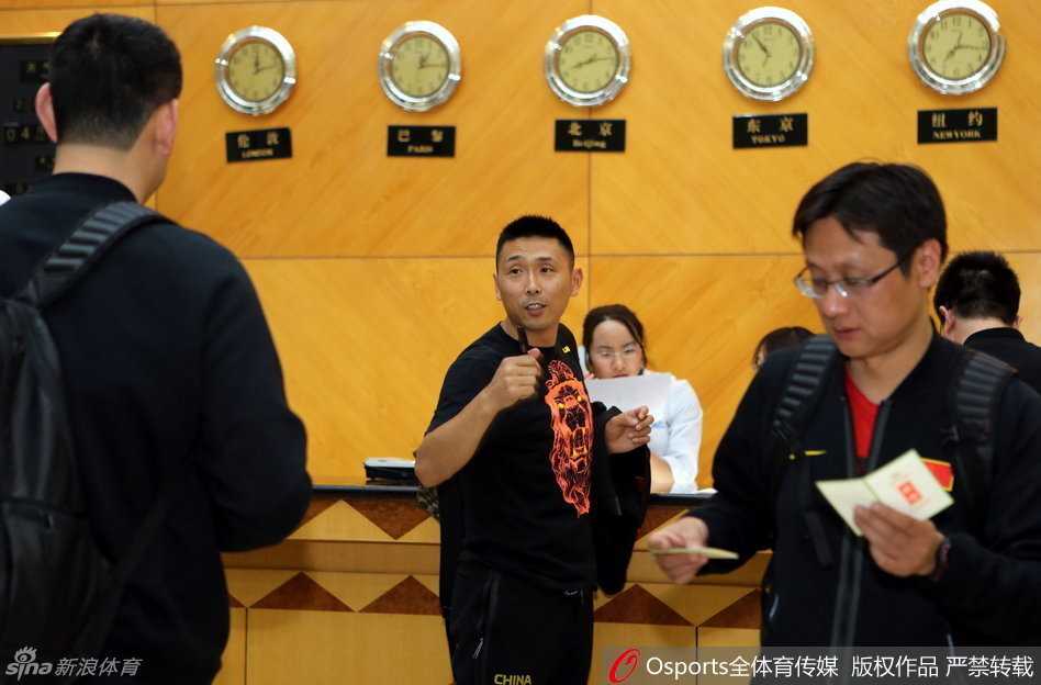 常林与李根一前一后走下巴士，高大的身影在昆明午后的阳光下显得格外醒目，他们背负着行李，更背负着为国家队在奥运赛场争光的期望。