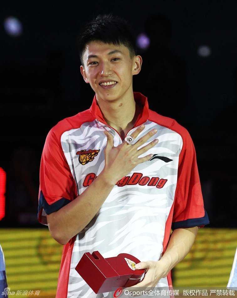 上海队时期的刘晓宇在比赛中快速运球推进，身披红色战袍，动感十足