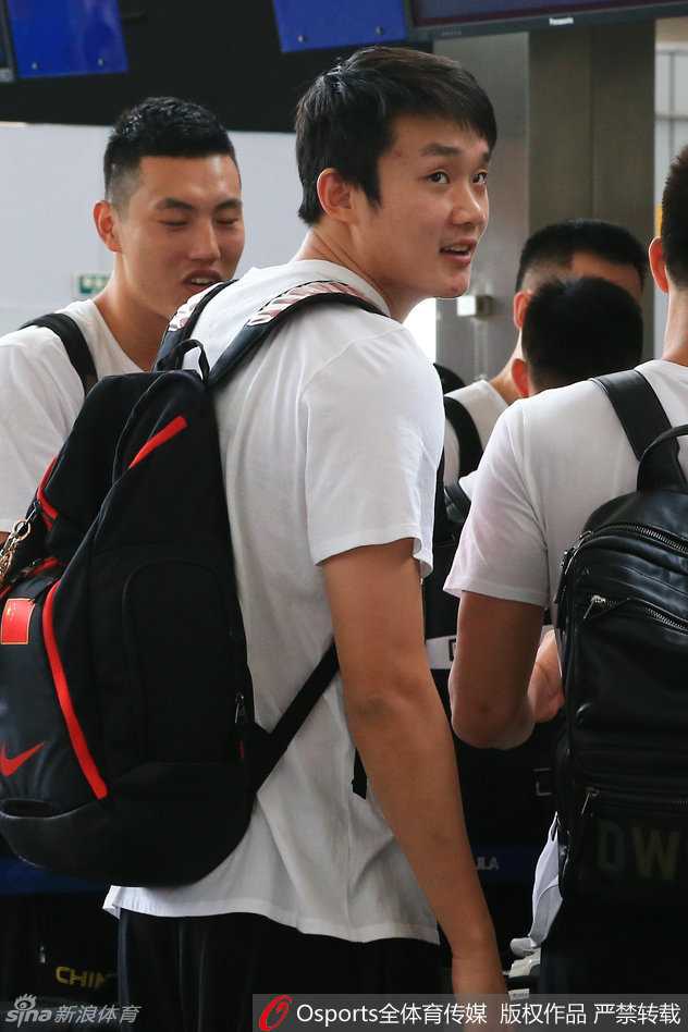 中国男篮宫鲁鸣时代:那些并肩作战的笑与泪 新星赵岩昊在训练间隙表情认真,稚嫩的脸庞上写满了对更高舞台的向往和专注