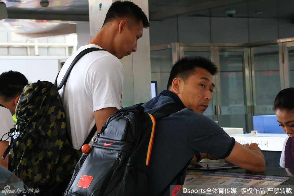 中国男篮宫鲁鸣时代:那些并肩作战的笑与泪 郭艾伦笑得前仰后合,眼睛眯成了一条缝,似乎听到了全世界最好笑的笑话