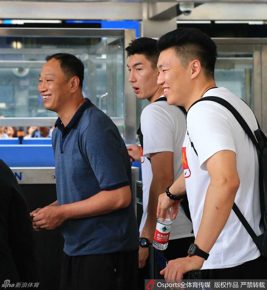 中国男篮宫鲁鸣时代:那些并肩作战的笑与泪 李根拿起水瓶仰头喝水,汗珠挂在脸上,这一刻的“口渴了”是对抗酷热训练的最真实写照