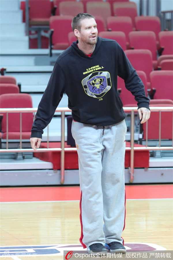 兰多夫咧嘴露出憨厚笑容，满头蓬松卷发随着跑动轻轻颤动，亲和力十足