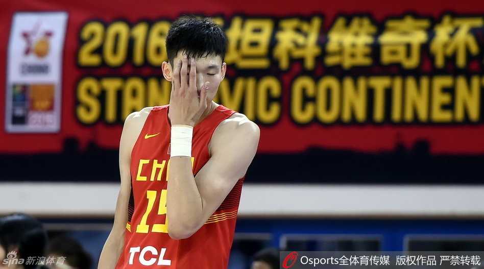 周琦神情落寞地站在场边，眼神中透露出对刚才失误的不甘与深深的自责。