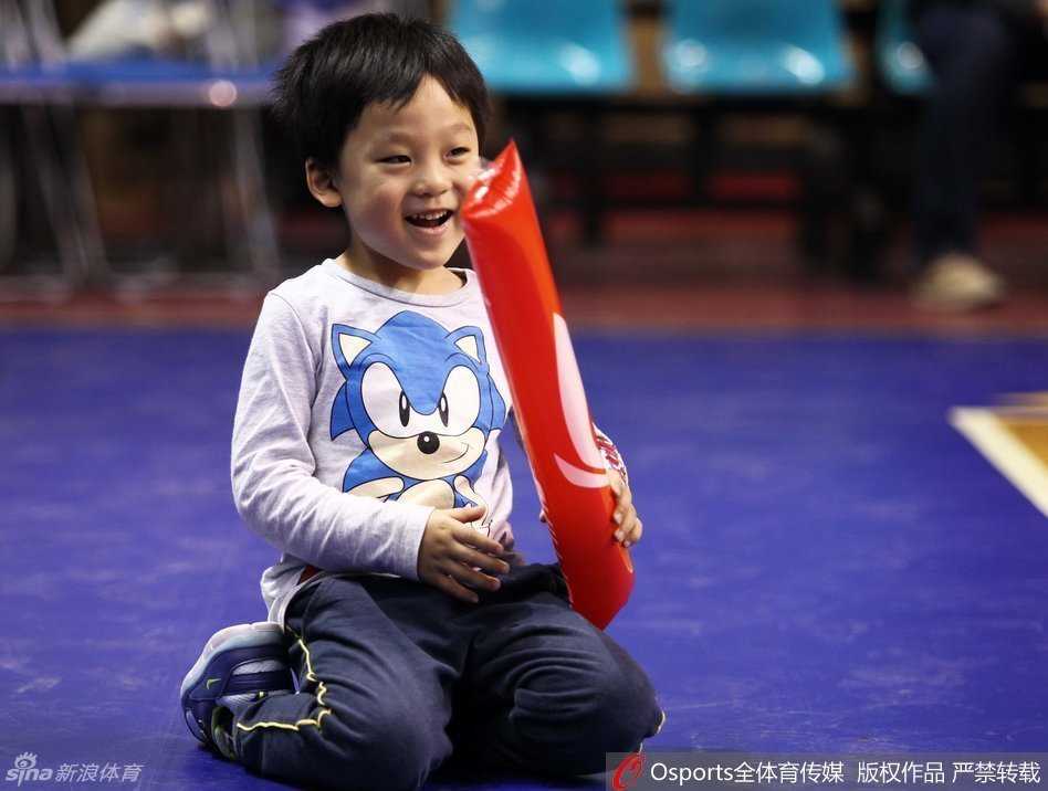 当年的篮球萌娃们齐聚一堂，在一场活动中留下了这张充满童真的合影，姚明女儿姚沁蕾乖巧地站在大人身边，眼神中充满对世界的好奇。