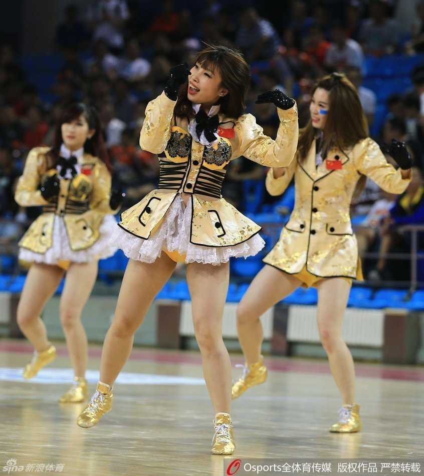 从高处俯瞰，所有篮球宝贝围成一个紧密的圆圈，她们的手臂交错伸向圆心，仿佛一朵正在盛开的蓝色花朵。这个精心设计的集体造型，象征着团结与活力，与看台上密密麻麻、正在欢呼的观众构成了一幅完美的画面。