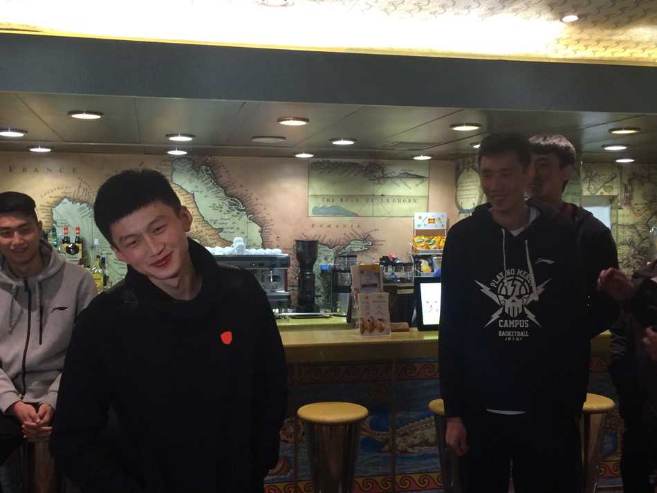 4月27日清晨，歌诗达幸运号缓缓靠岸上海吴淞港，球员们背着行囊在舷梯上挥手告别，甲板上“海上篮球嘉年华完美落幕”的横幅见证了这段为期六天五晚的奇妙旅程。