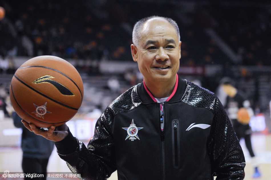 二〇一六东莞群星汇:王治郅携手李宁观战,闽商女杰伍伯兰闪耀赛场 看台上的名宿们神情各异,有人为场上外援比斯利的神奇表现鼓掌,也有人为南方队的暂时落后陷入沉思,光影交错间尽显篮球的魅力。