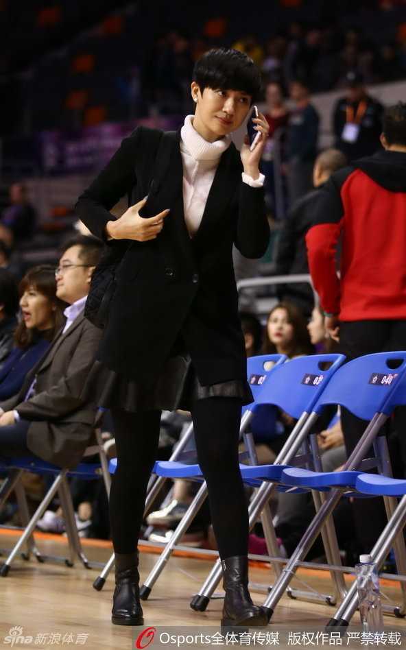 二〇一六东莞群星汇:王治郅携手李宁观战,闽商女杰伍伯兰闪耀赛场 央视著名解说于嘉与资深体育媒体人马国力在场边热聊,背景是座无虚席的球场,他们的交流或许正关乎着中国篮球未来的传播与发展之路。