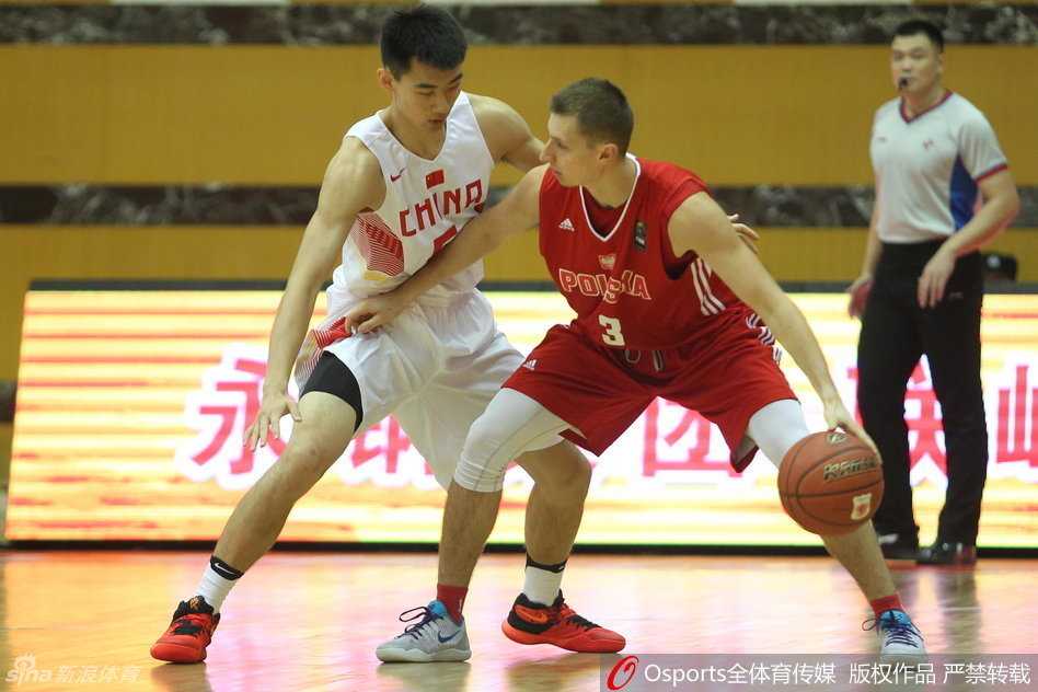 崔晋铭重心压得极低，手臂张开成一面墙，死死贴住对手的每一次移动，眼神坚毅，汗水顺着脸颊滑落，诠释着钢铁般的防守。