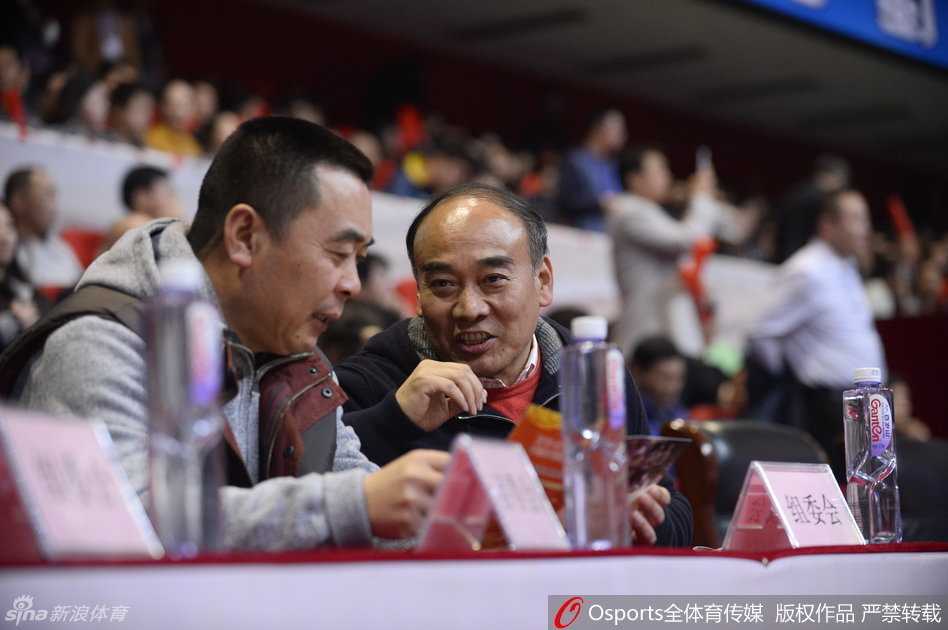 裁判哨响，比赛进入白热化阶段，四川队外援哈达迪在辽宁队内线多人包夹下强行起跳暴扣，现场相机闪光灯亮成一片，定格下这记霸气十足的进球瞬间