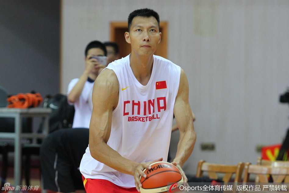 易建联赤裸上身专注投篮，刀刻般的肌肉线条在灯光下闪闪发光，每一次出手都带着领袖的沉稳与坚决。