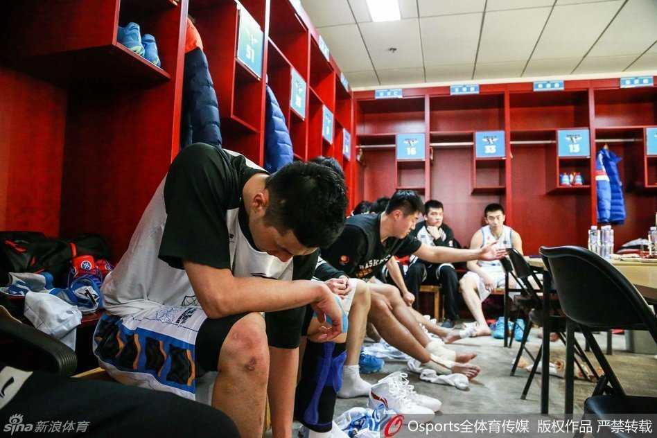 更衣室门口，马布里汗水未干，眼神茫然地望着远方，身旁的队友们低垂着头，沉默地走向通道，仿佛连失败的叹息都被巨大的球馆吞没。