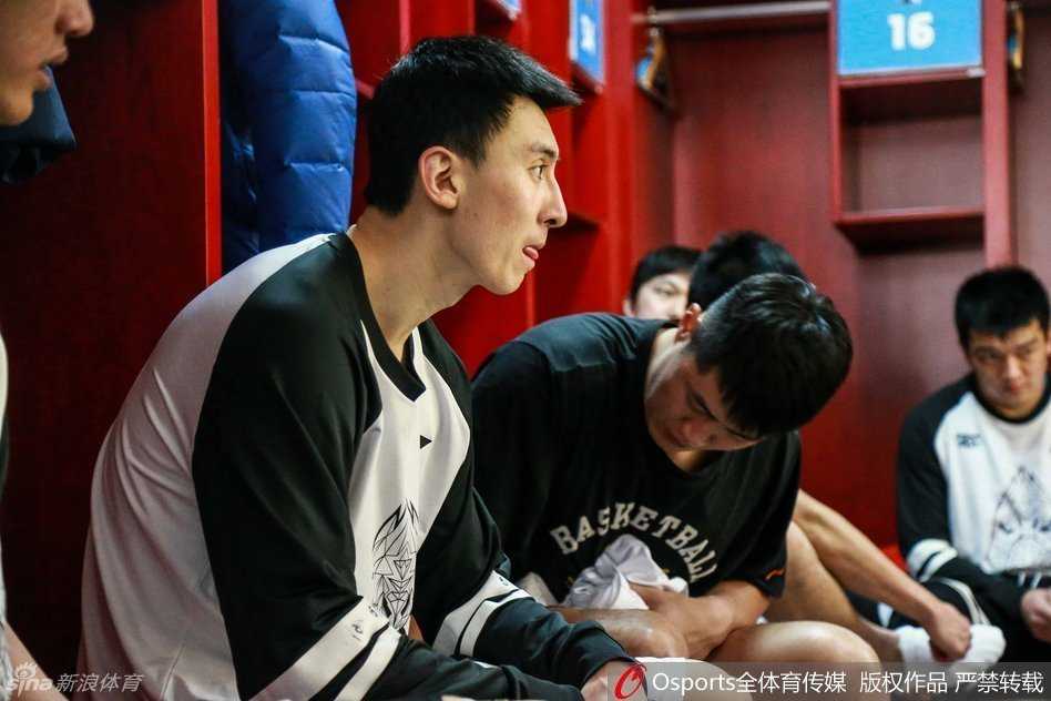 散场后的五棵松体育馆，闵鹿蕾独自坐在教练席上，低头凝视着手中的技术统计，纸上的每一个数字都像针一样扎在他的心上，他正在为这场失利默默做着总结。