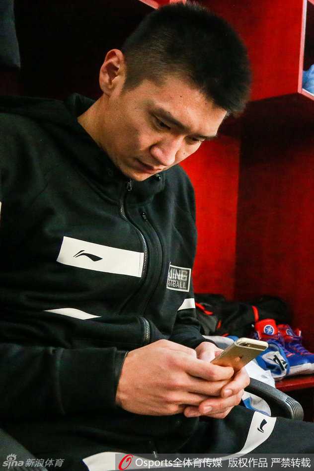 比赛结束后，一身便装的孙悦独自现身球场，眼神中透露出焦急与渴望，他抬头望向大屏幕上的比分，恨不能披挂上阵，与队友们一起度过这个难关。