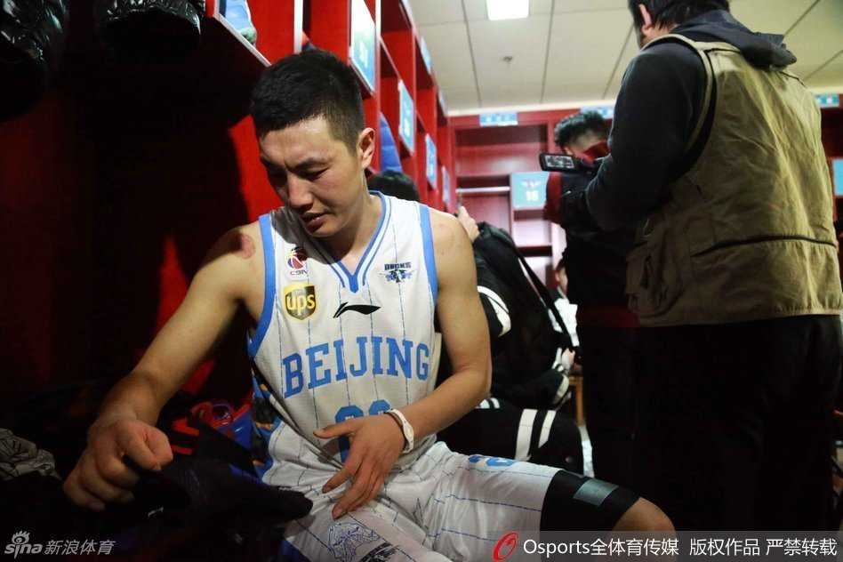 翟晓川表情失落，汗水浸湿了他的球衣，尽管砍下21分，但胜利的溜走让这位拼命三郎难掩沮丧。