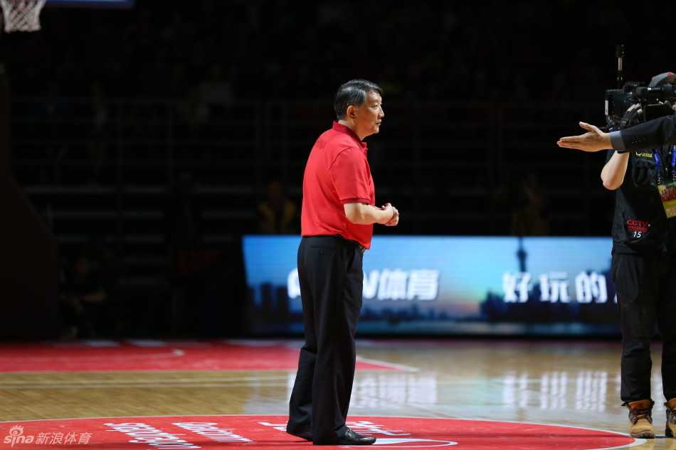 五棵松见证传承:昔日“黄金一代”聚首,照亮男篮里约前行路 中国女篮传奇中锋郑海霞现身看台,她面带微笑专注观战,那高大的身影曾是世界篮坛的传奇,如今她作为前辈,默默关注着后辈们的成长。
