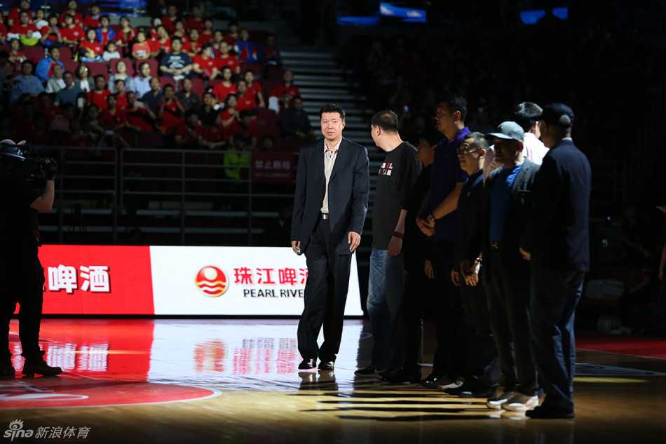 五棵松见证传承:昔日“黄金一代”聚首,照亮男篮里约前行路 前中国男篮功勋主帅蒋兴权指导亲临现场,老人家精神矍铄。正是这位中国篮球的泰斗级人物,一手发掘并培养了众多的篮坛英才,奠定了中国男篮崛起的基石。