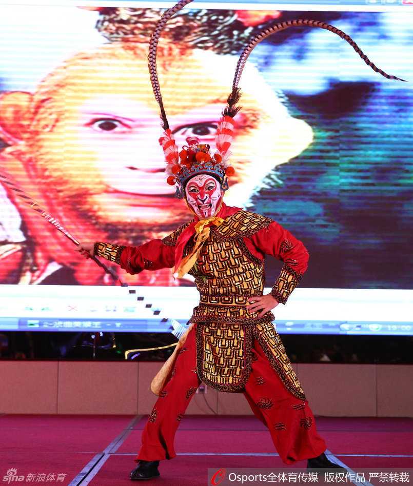 新疆全队在晚宴间隙玩起自拍，手机镜头定格下这一刻的轻松与亲密，背后是即将并肩作战、剑指亚洲之巅的决心。