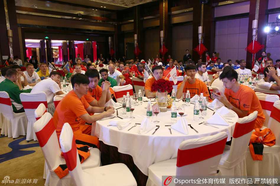 亚当斯手持餐盘挑选水果，动作轻盈而专注，新赛季的忐忑与期待都化作了此刻脸上平静而坚定的神情。