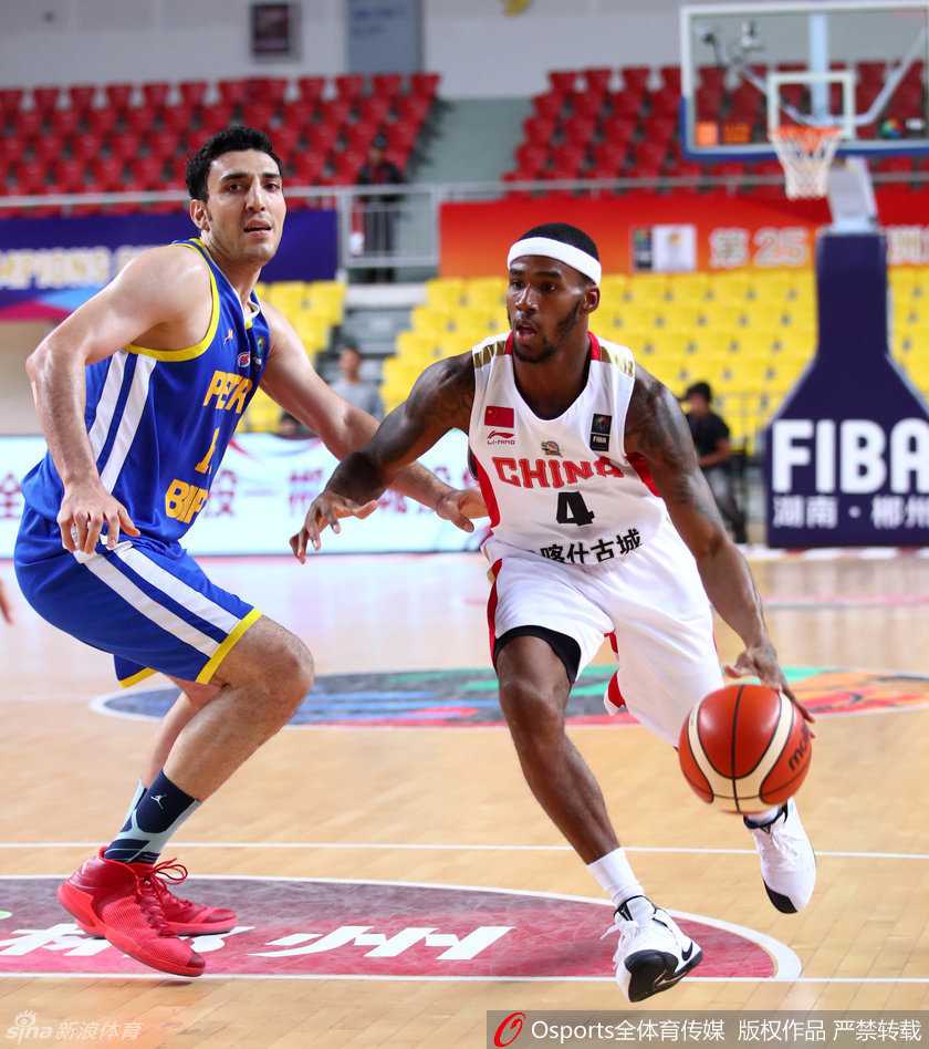 尽管亚当斯的传球成功送到，但布拉切在三人合围之下，强起上篮。他身边的防守队员手臂如林，给予他极强的身体对抗，导致这次志在必得的强攻最终滑筐而出，遗憾未能命中。