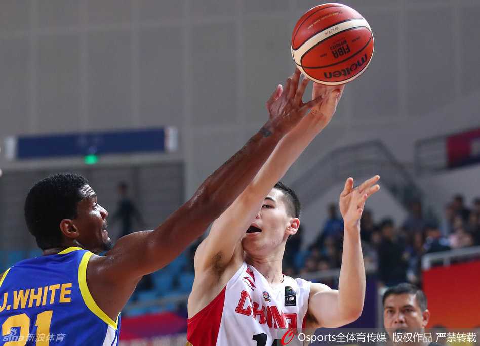 在众人皆被吸引到篮下时，国手周琦凭借其敏锐的篮板嗅觉和出色的臂展，在长人丛中奋力跃起，单手牢牢地将篮板球控制在自己手中，为新疆队赢得了宝贵的二次进攻机会。