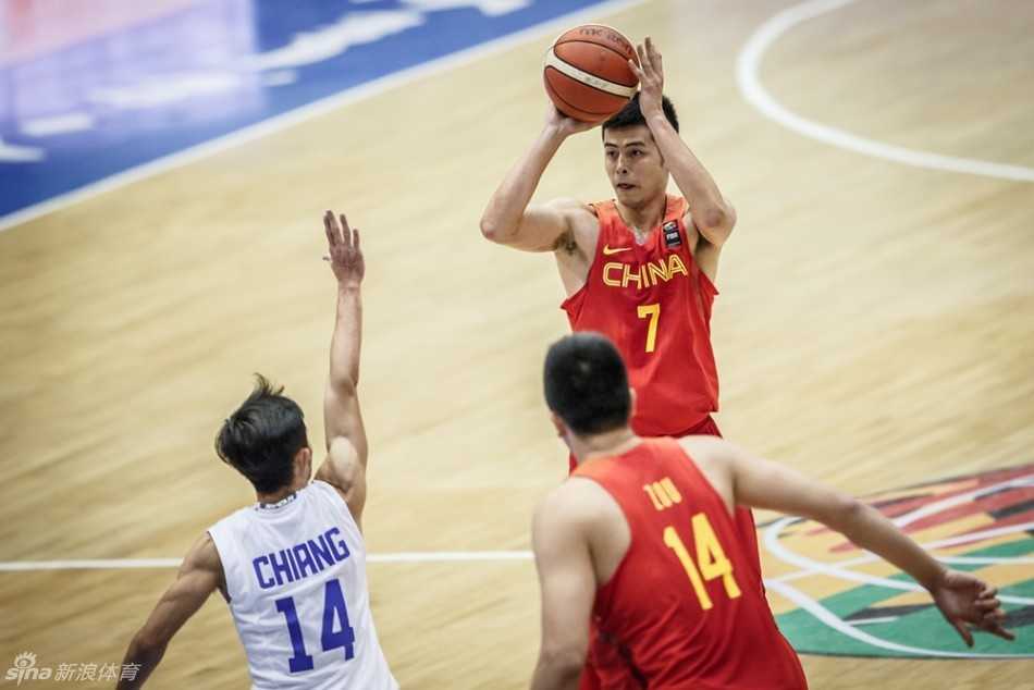 胡金秋在对手的严密包围中高高跃起，用柔和的手感完成了一次精彩的篮下跳投，仿佛在宣告他对禁区的统治权。