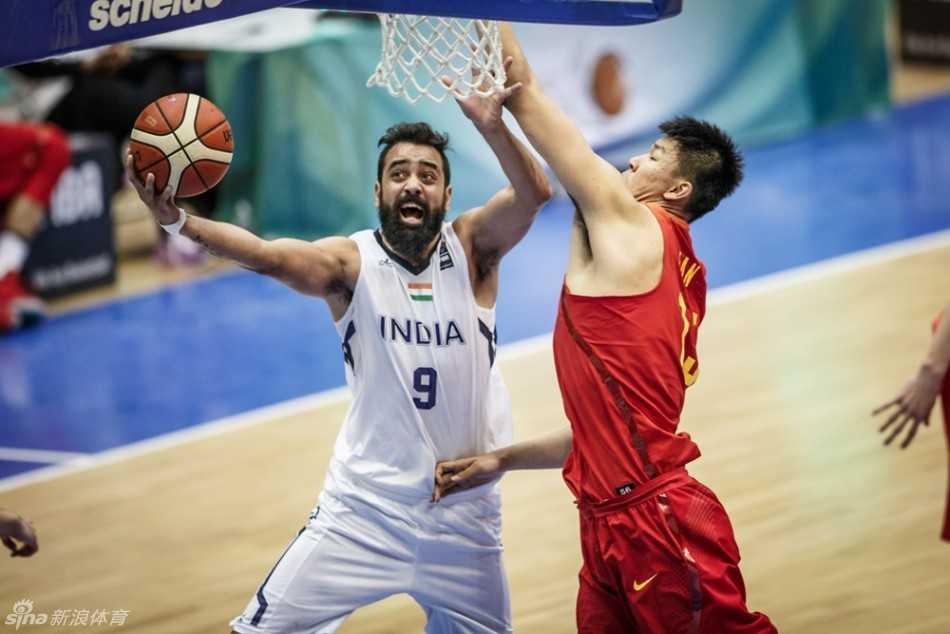 胡金秋在印度队员的严密三人包夹下，依然毫无惧色，强硬起身准备内线进攻，展现出核心内线的担当。