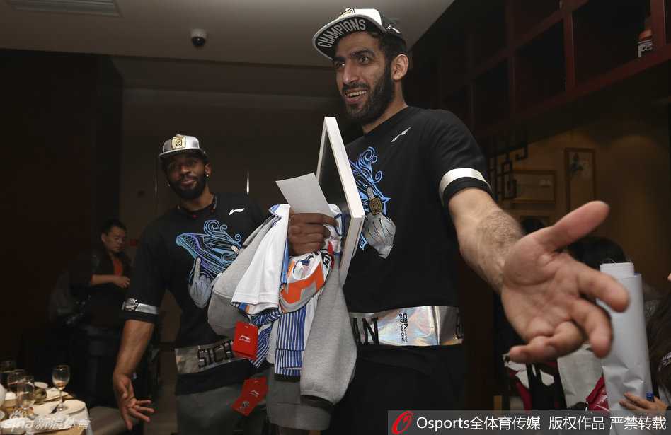 在酒店门口，哈达迪与前来送行的队友们逐一碰拳道别，阳光洒在他高大的背影上，为这次冠军之旅画上圆满句号。