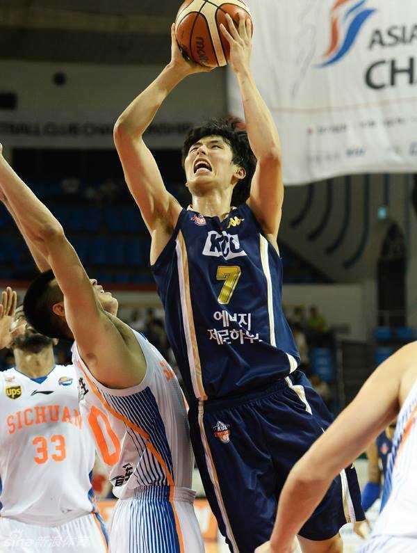 张春军在禁区深处稳稳地卡住身位，他张开双臂，像一座铁塔般将对手挡在身后，为队友拼抢篮板球创造了有利空间。