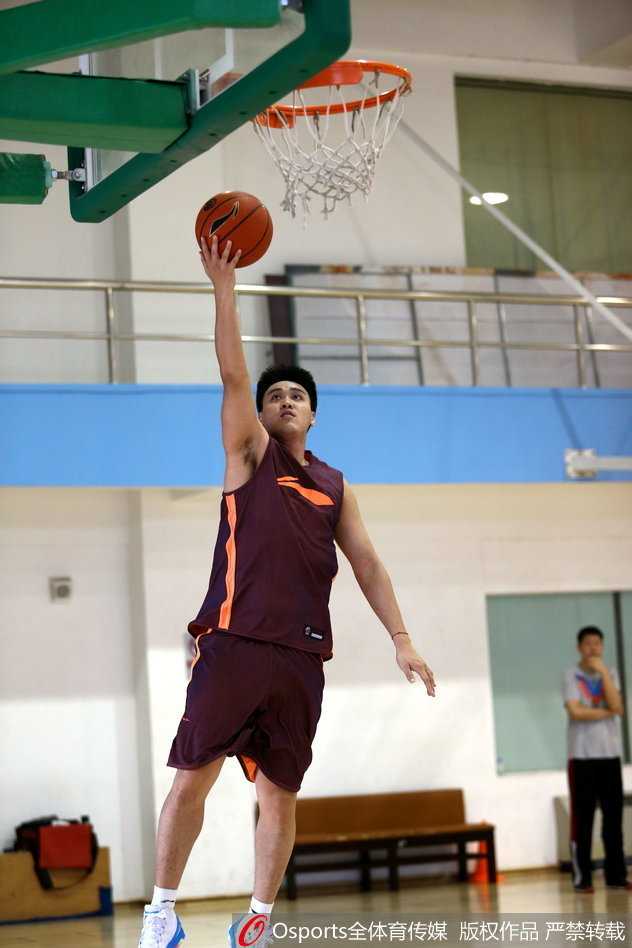 老将张庆鹏目光如炬，环视着训练场上的队友们，他在观察年轻人的跑位，也在默默思考着如何在即将到来的赛季中发挥自己“张三疯”的本色。