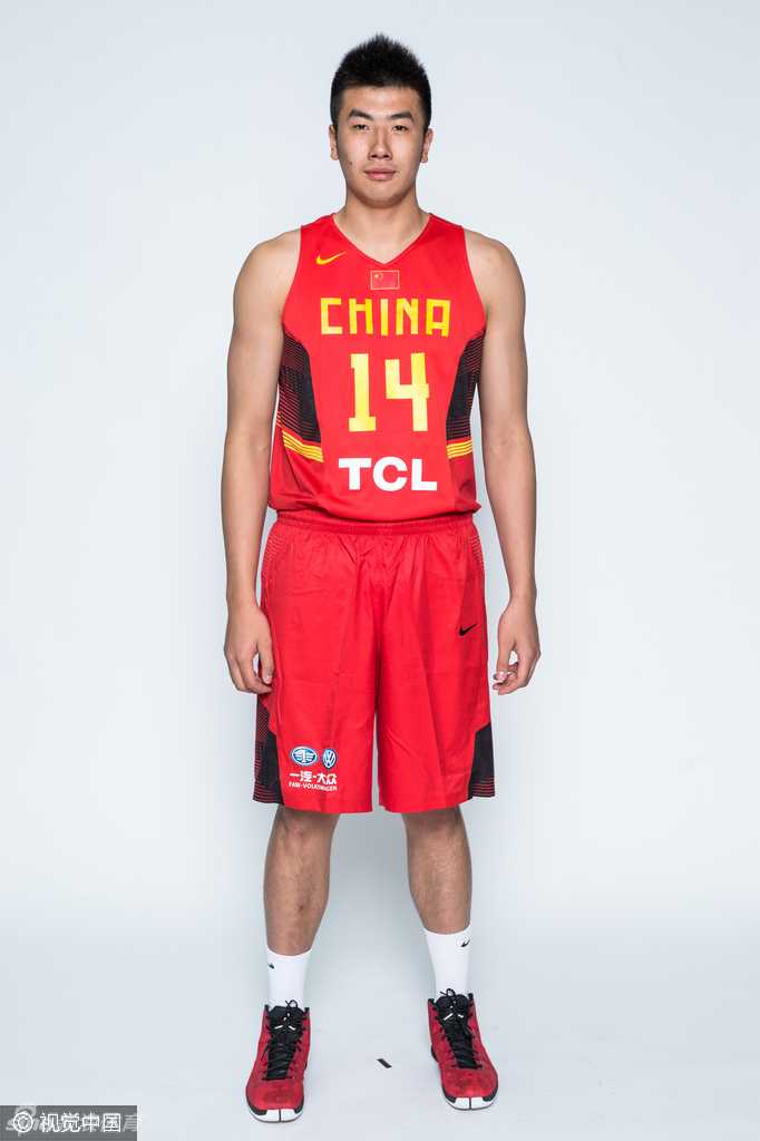 在聚光灯下，常林和李晓旭表情专注而有力，他们不仅是合影中的一个身影，更是那支渴望在里约创造奇迹的球队中，不可或缺的拼图。