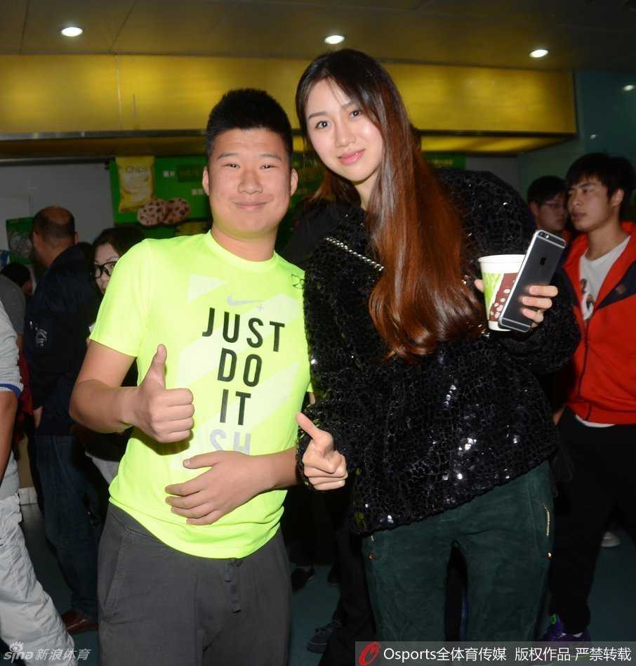 面对球迷的合影请求，陈露微微欠身配合，眼神温柔地看向镜头，亲和力十足毫无距离感。