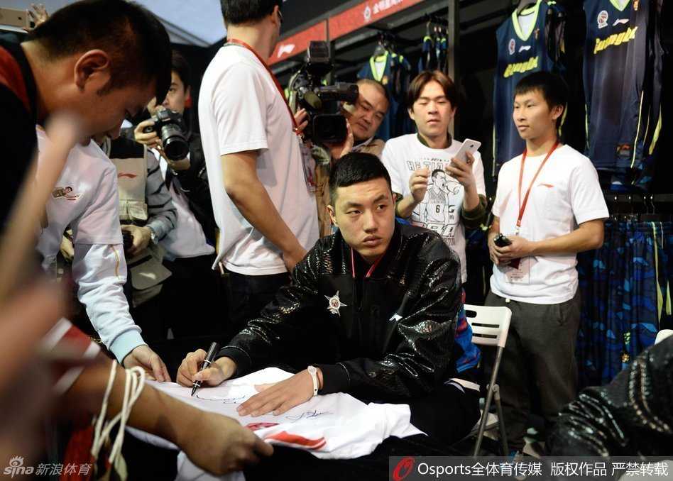 翟曉川在活動現場與球迷熱情互動，年輕的臉上洋溢著陽光般的笑容，他的活力感染了在場的每一個人。