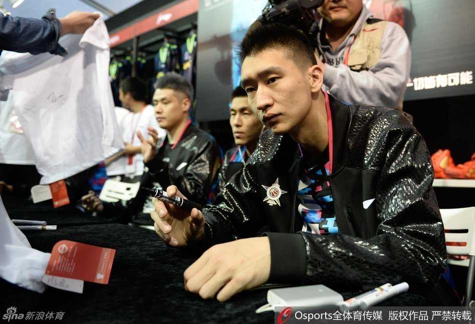 周鵬在簽名時神情堅毅，他用一筆一劃回應著球迷的厚愛，展現了南區全明星隊長的責任感與鐵漢柔情。