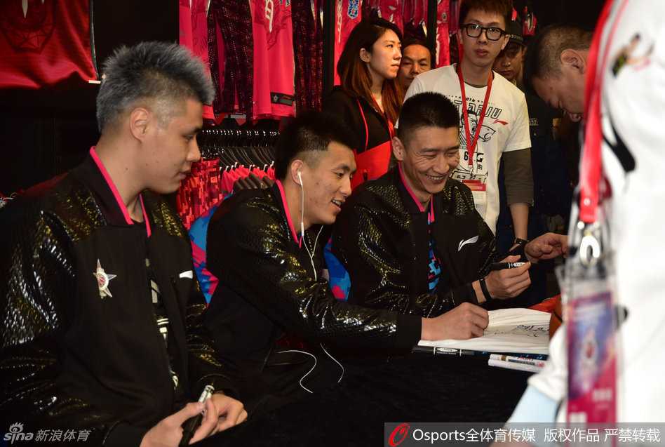 三位幸運的小球迷在簽售現場綻放燦爛笑容，手中緊握著剛得到的簽名，仿佛擁有了全世界最珍貴的寶物。